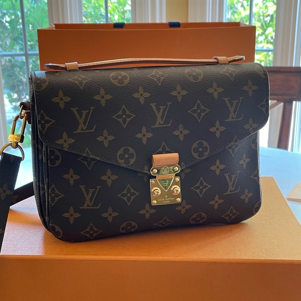 AUTHENTIC LV Pochette Métis Monogram Like New